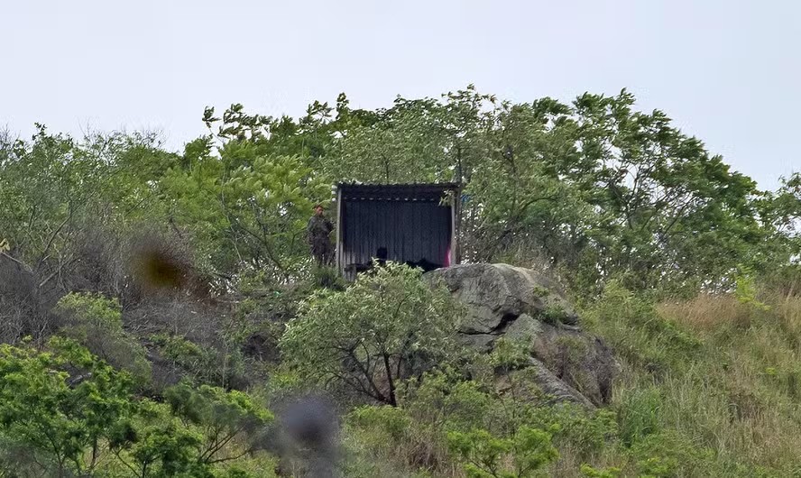 Ponto de observação no alto da Serra da Misericórdia, que separa os complexos do Alemão e da Penha, é flagrado pelo EXTRA