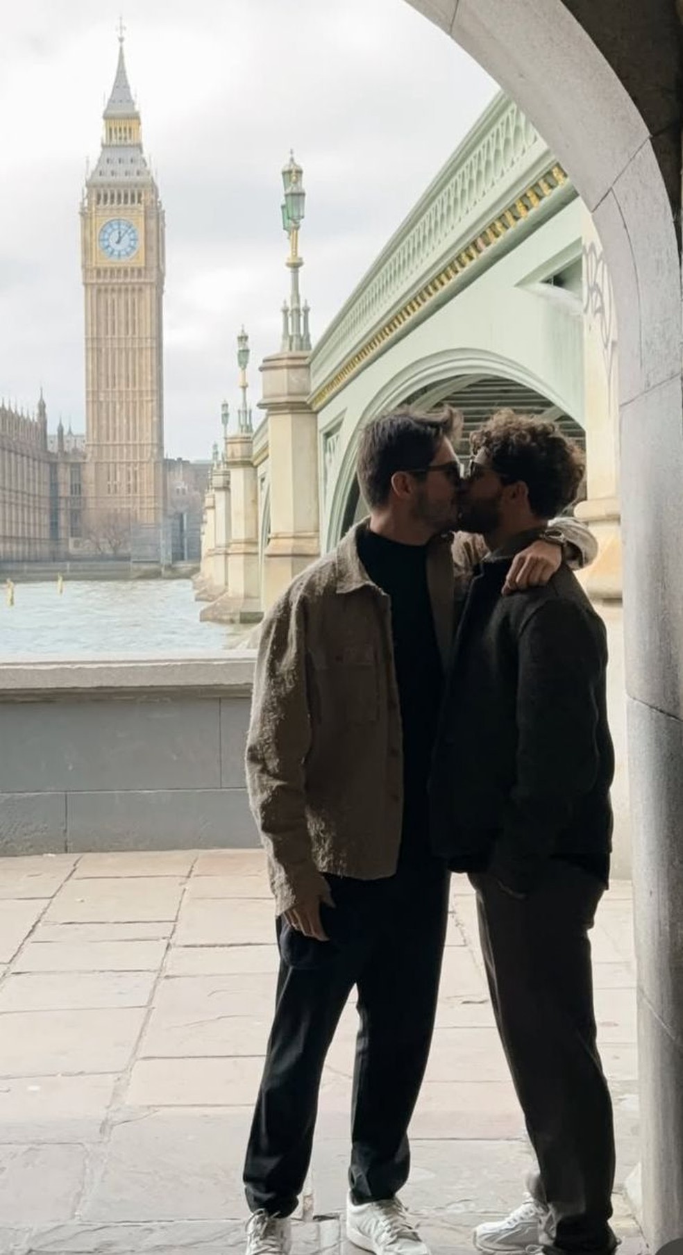 Igor Cosso em Londres com o noivo Heron Leal — Foto: Instagram