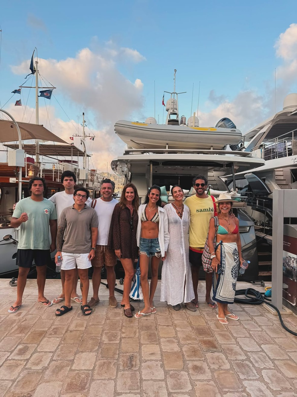 Ivete Sangalo posa com namorado e família durante férias na França — Foto: Reprodução/Instagram