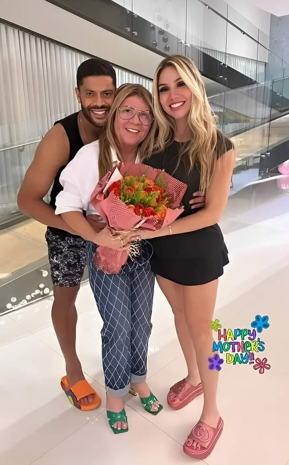 Hulk recebe presente  &mdash; Foto: Reprodu&ccedil;&atilde;o 