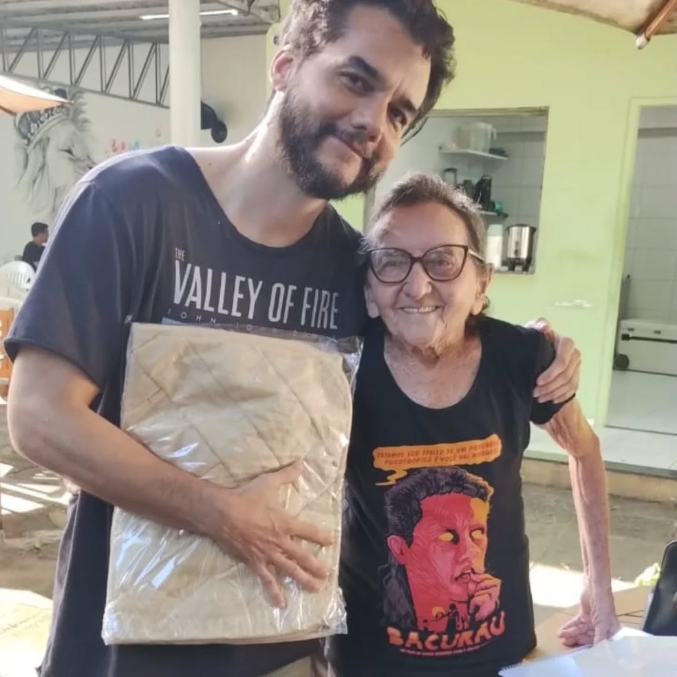 Tânia Maria presenteou Wagner Moura com dois conjuntos de tapete — Foto: Reprodução de Instagram