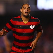 Adriano Imperador jogando no Flamengo, em 2009  Foto: Fernando Maia /Agncia O Globo
