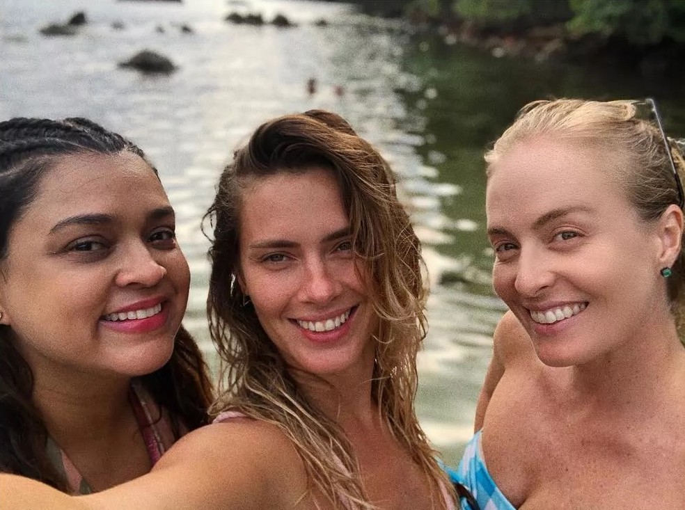 Preta Gil, Carolina Dieckmmann e Angélica em Angra dos Reis na virada de 2018 para 2019 — Foto: Reprodução/Instagram