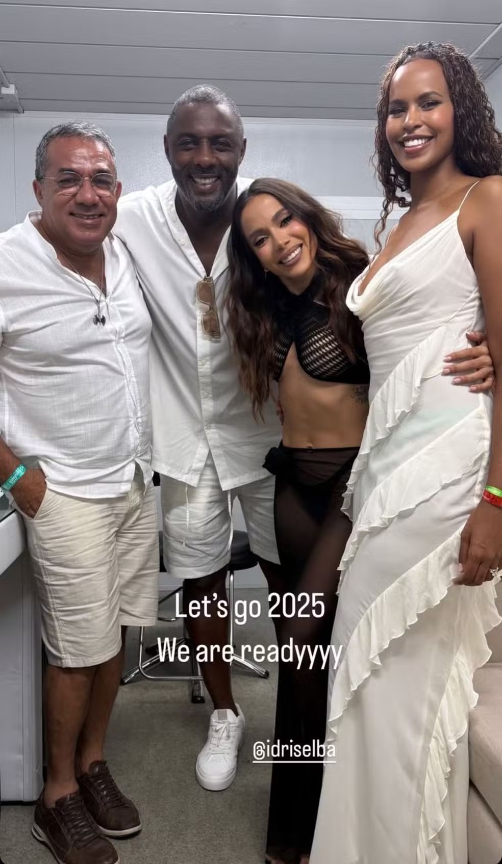 Idris Elba no Réveillon de Copacabana ao lado de Anitta — Foto: Reprodução/Instagram