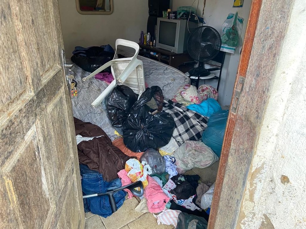 Sala de casa onde mulher foi mantida em cárcere privado em Petrópolis — Foto: Divulgação