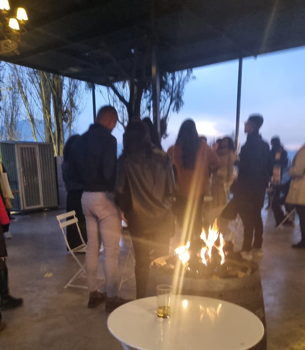Campeão do 'BBB', Davi Brito surge com morena em noite de vinho no Chile — Foto: EXTRA