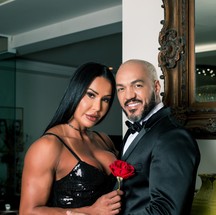 Belo e Gracyanne Barbosa posam em trajes de gala: o Belo e a Fera — Foto: Márcio Farias