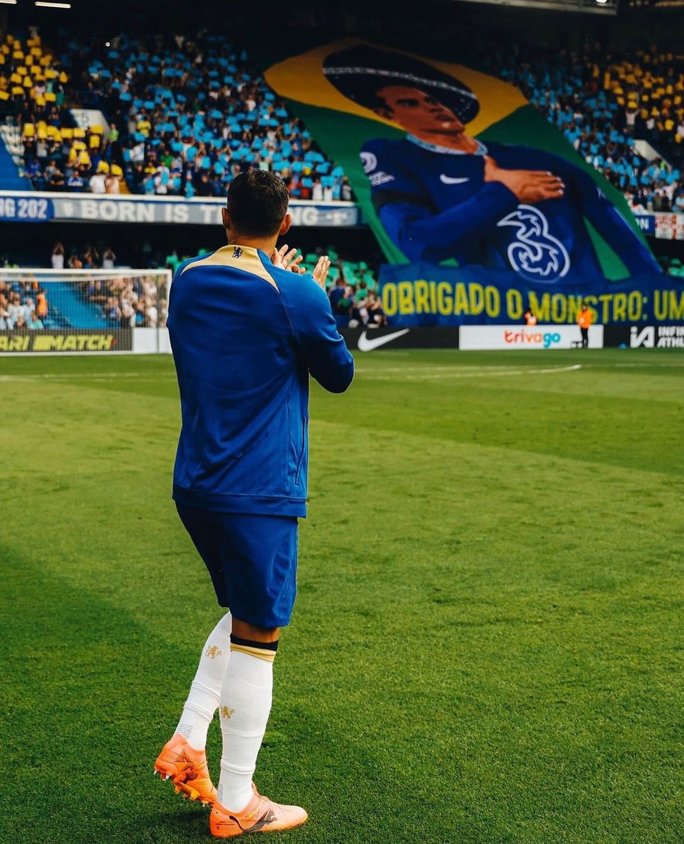 Thiago Silva foi homenageado com um bandeirão escrito em português — Foto: Reprodução Instagram