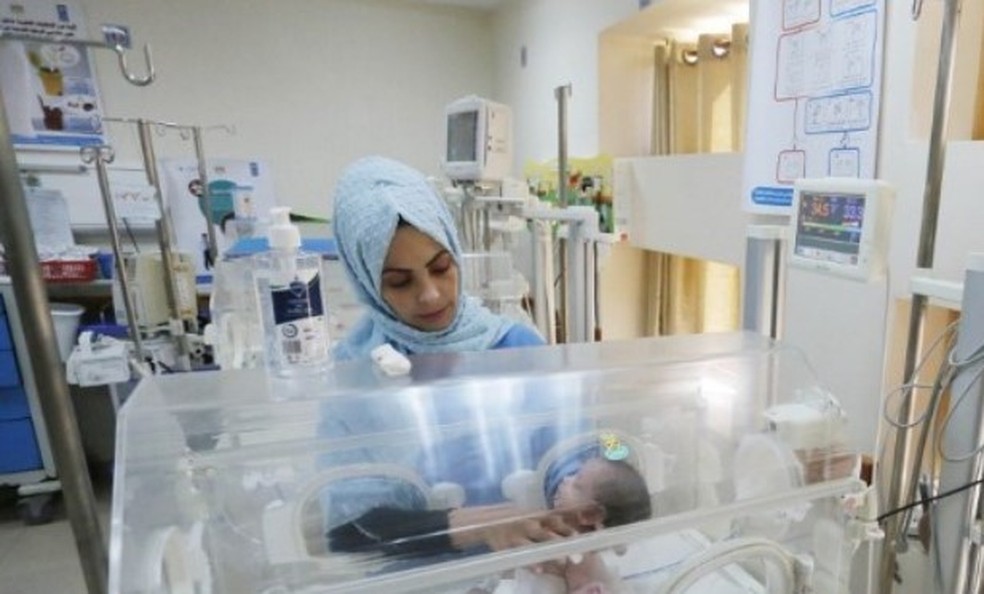 Beb&ecirc; nasceu na Faixa de Gaza ap&oacute;s cesariana em morta em bombardeio israelense &mdash; Foto: AFP