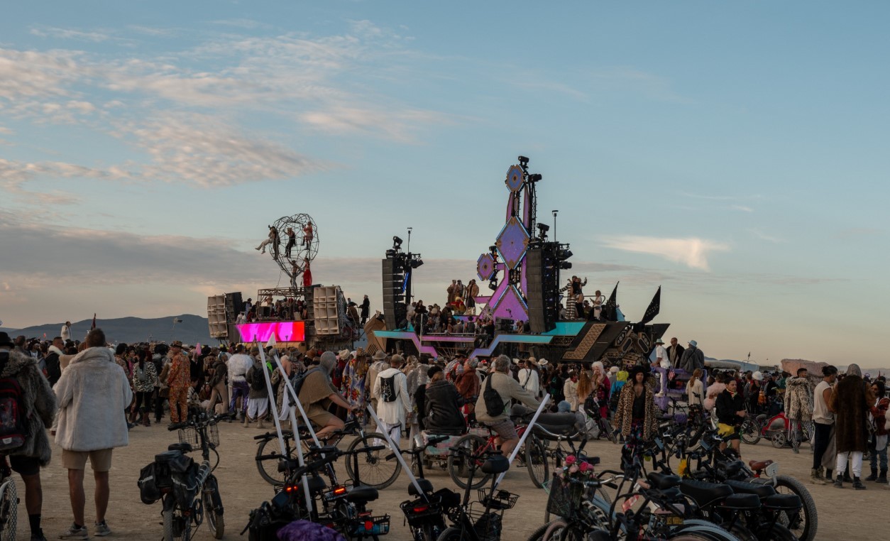 Causas das mortes de três homens durante festival Burning Man são reveladas