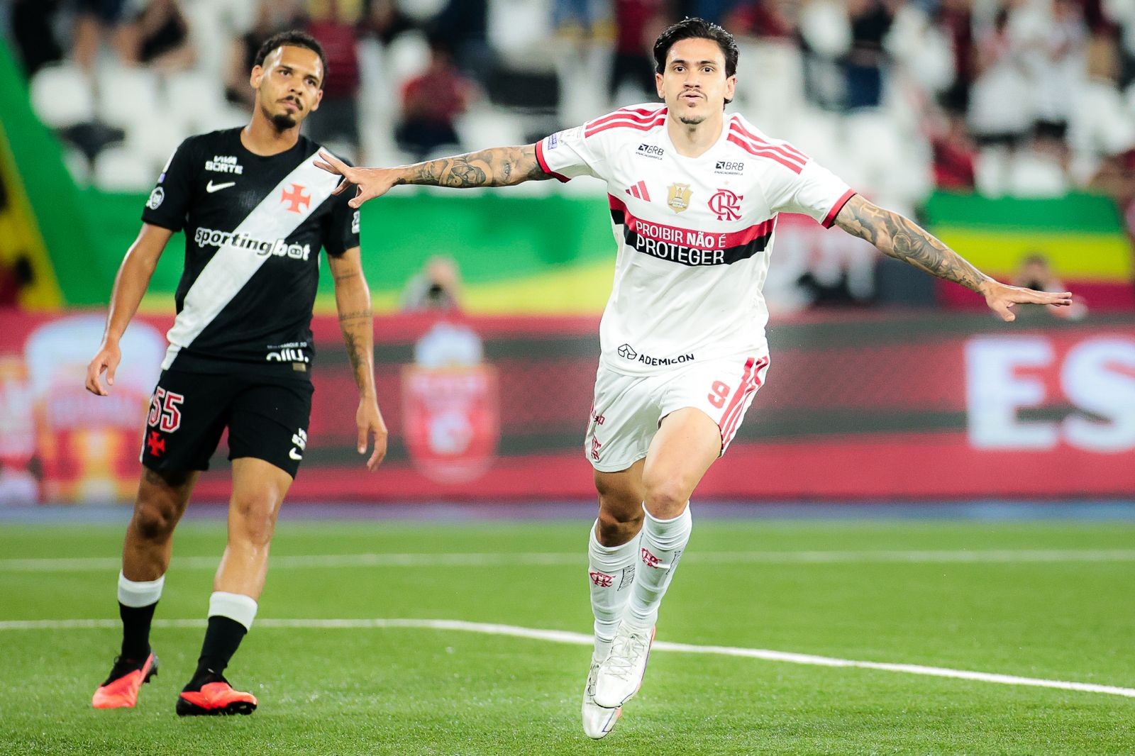 Pedro desencanta, Flamengo goleia no clássico contra o Vasco e descola do Palmeiras na liderança do Brasileirão