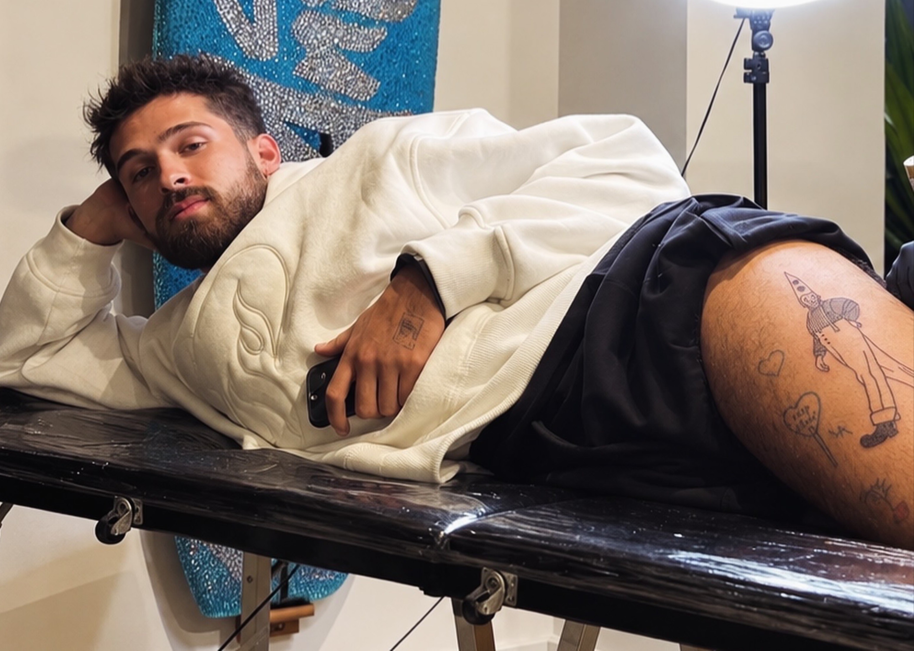 Com mais de 40 tatuagens, João Guilherme faz novo desenho na perna: 'Temos que fazer mais'