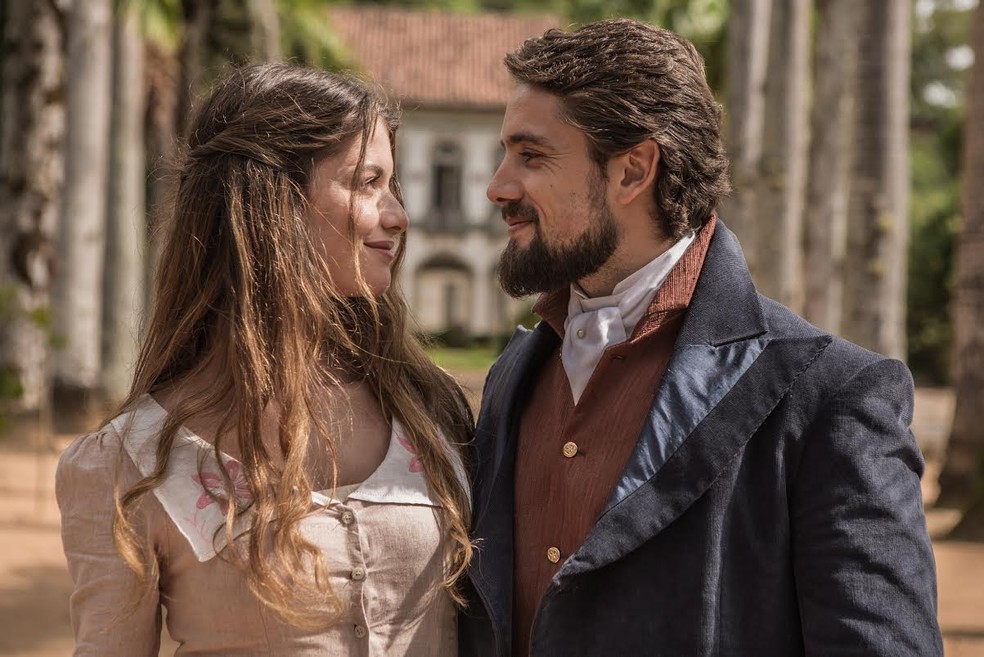 Alinne Moraes e Rafael Cardoso em "Além do tempo" — Foto: Fábio Rocha/Rede Globo/Divulgação