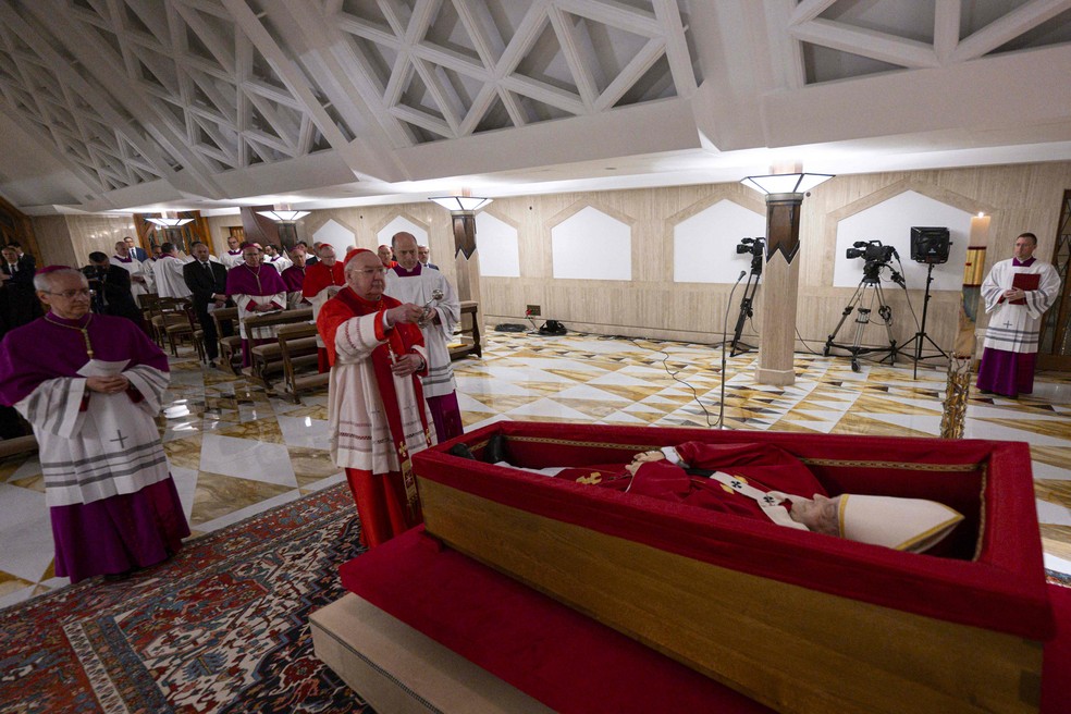Vaticano divulga as primeiras imagens do corpo de Papa Francisco no caixão — Foto: AFP