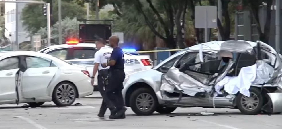 &Agrave; esquerda, a Mercedes de Maecee; &agrave; direita, o carro no qual dois ocupantes morreram em acidente em Miami &mdash; Foto: Reprodu&ccedil;&atilde;o