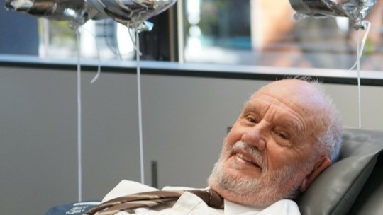 ‘Sangue dourado’: homem com tipo sanguíneo raro salva vida de 2,4 milhões de bebês com transfusão; entenda