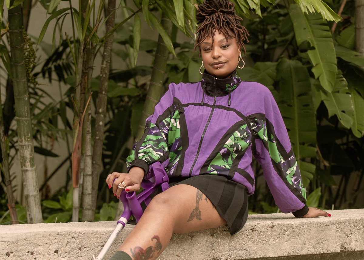 Atriz de 'Dona de mim' diz que família sofreu preconceito por ela ser PCD, irmão gay e irmã travesti: 'Um bullying pior que o outro'