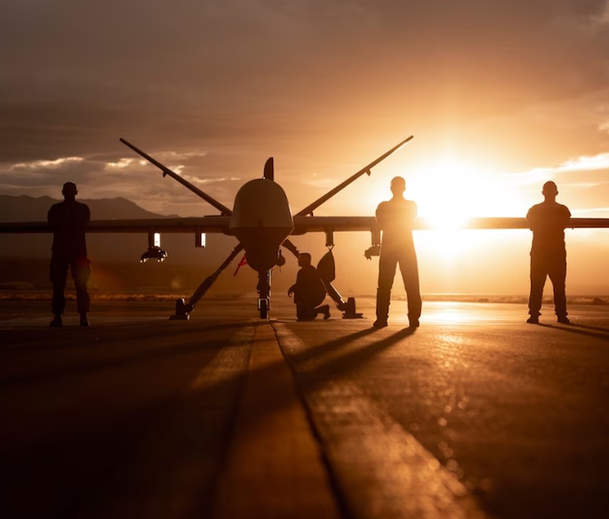 Militares americanos posam com drone MQ-9 Reaper em Nevada