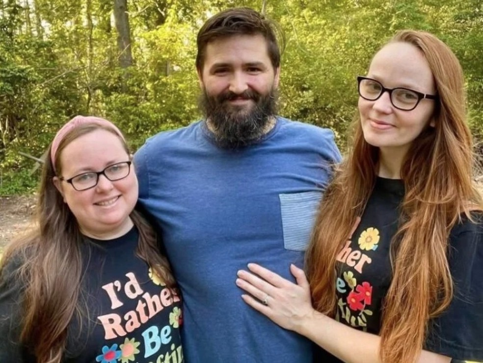 Amanda (&agrave; esquerda), o marido, Dennis, e Victoria, a segunda esposa dele &mdash; Foto: Reprodu&ccedil;&atilde;o/Instagram