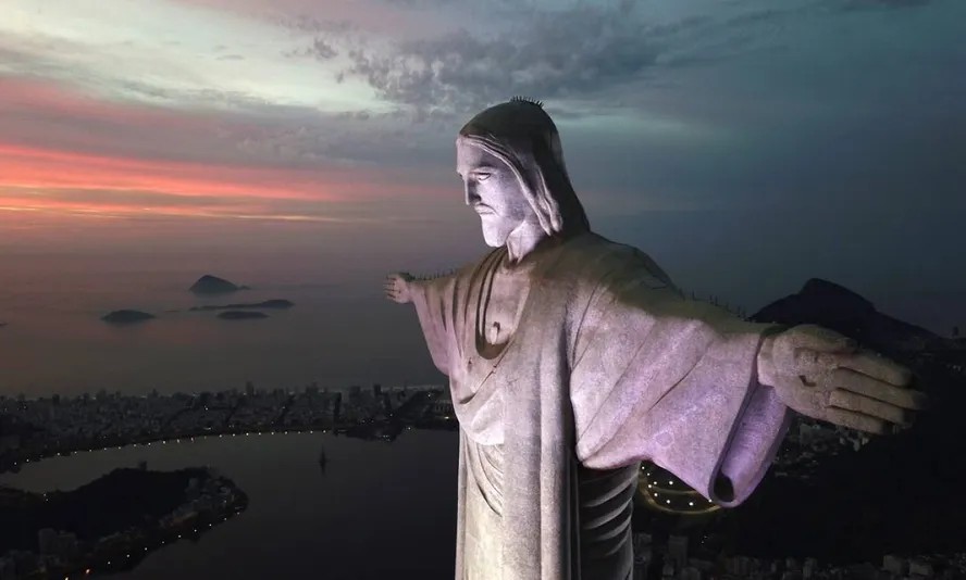 O Cristo Redentor, símbolo do turismo no estado, está situado no Parque Nacional da Tijuca, a 710 metros do nível do mar