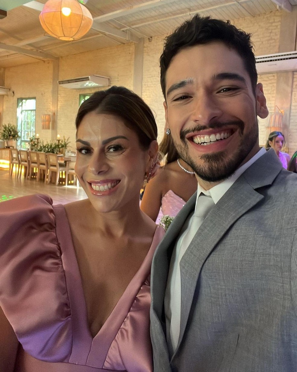 Bruno Fagundes com a irmã mais velha, Dinah — Foto: reprodução/ instagram