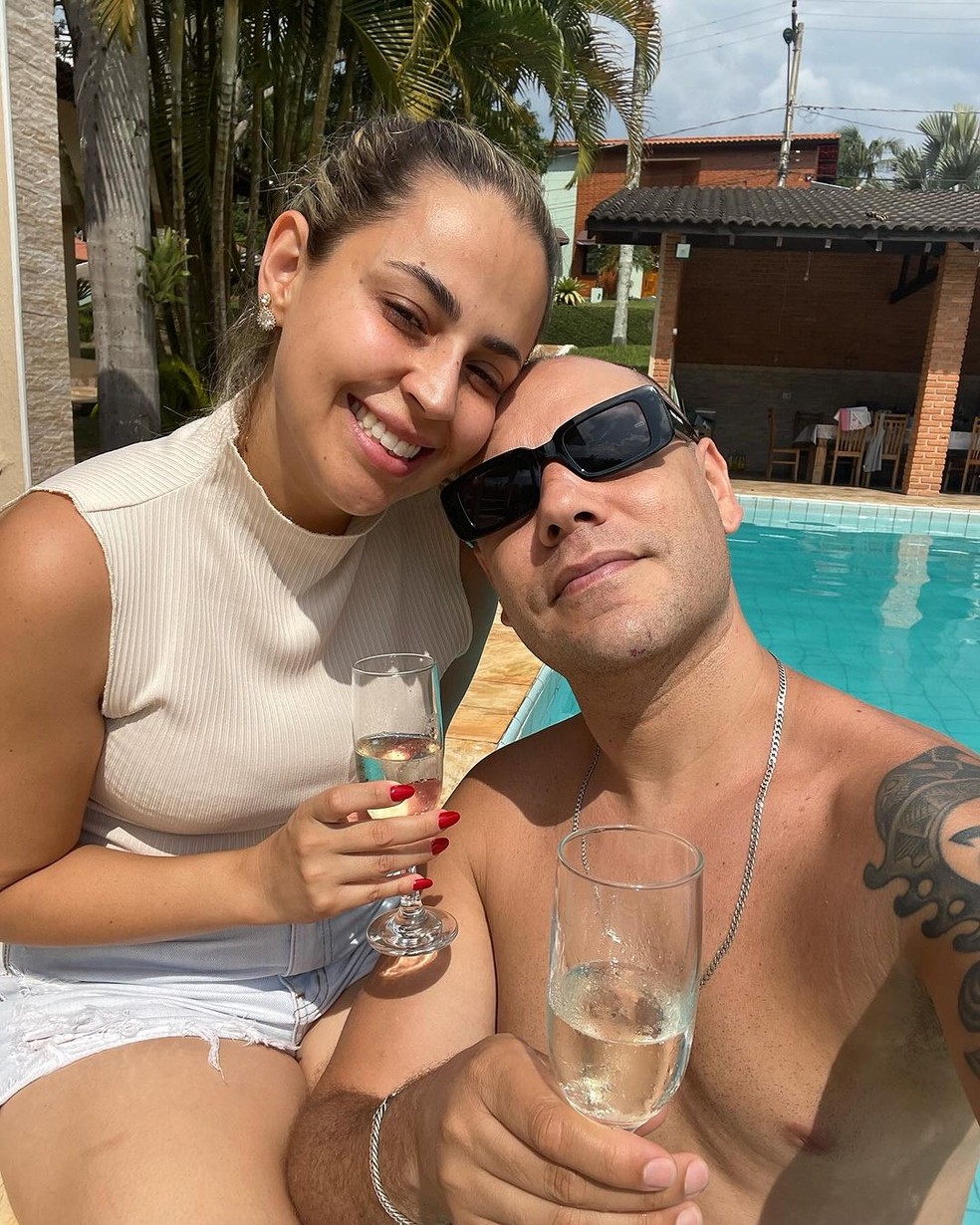 Intérprete da Narcisa do 'Eliana', Tiago Barnabé surge de cara limpa ao lado da mulher em banho de piscina