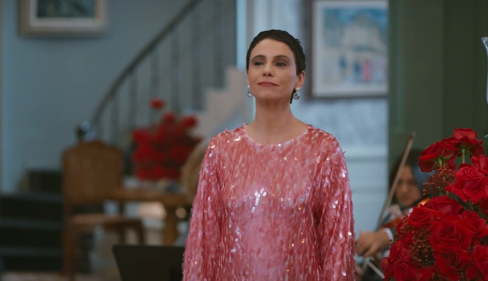 Celina (Malu Galli) no casamento de Odete (Débora Bloch) em "Vale tudo" — Foto: Reprodução/TV Globo