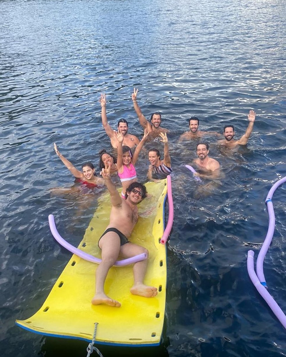 Thiago Cordeiro atrás de Mariana Ximenes no mar do Rio, acompanhados de amigos — Foto: reprodução/ instagram