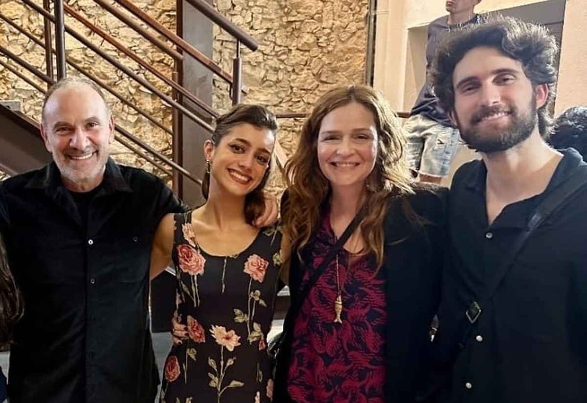 Filho de Adriana Esteves, Felipe Ricca se forma como ator e é ...
