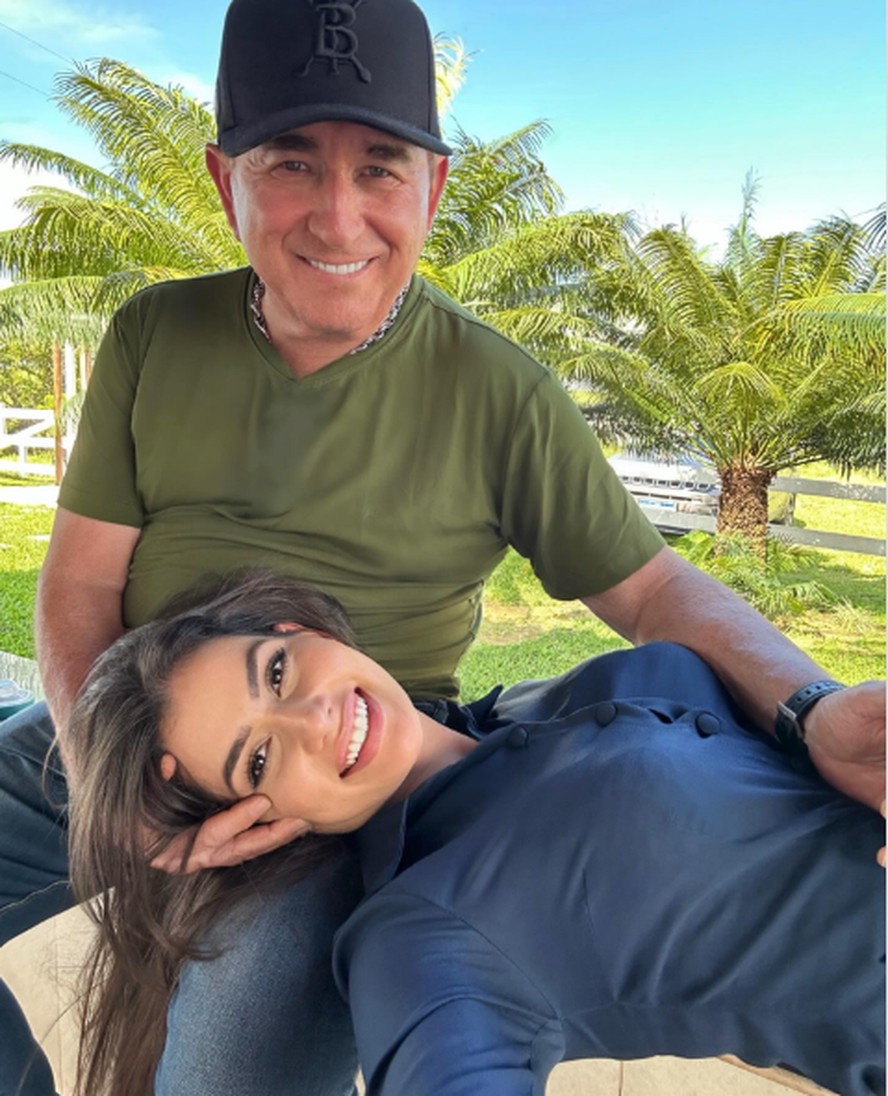 Noiva miss de Amado Batista parabeniza cantor pelo aniversário de 74 anos:  'Trouxe a brisa mansa'