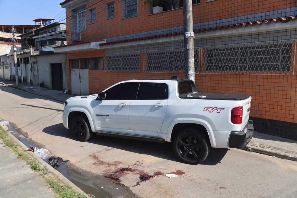 A picape do empresário foi alvo de disparos feitos por PMs — Foto: Fabiano Rocha/Agência O Globo