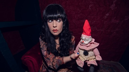 Cantora britânica diz ter sido traída e perseguida após casar com fantasma e 'adotar' boneco de palhaço, nos EUA