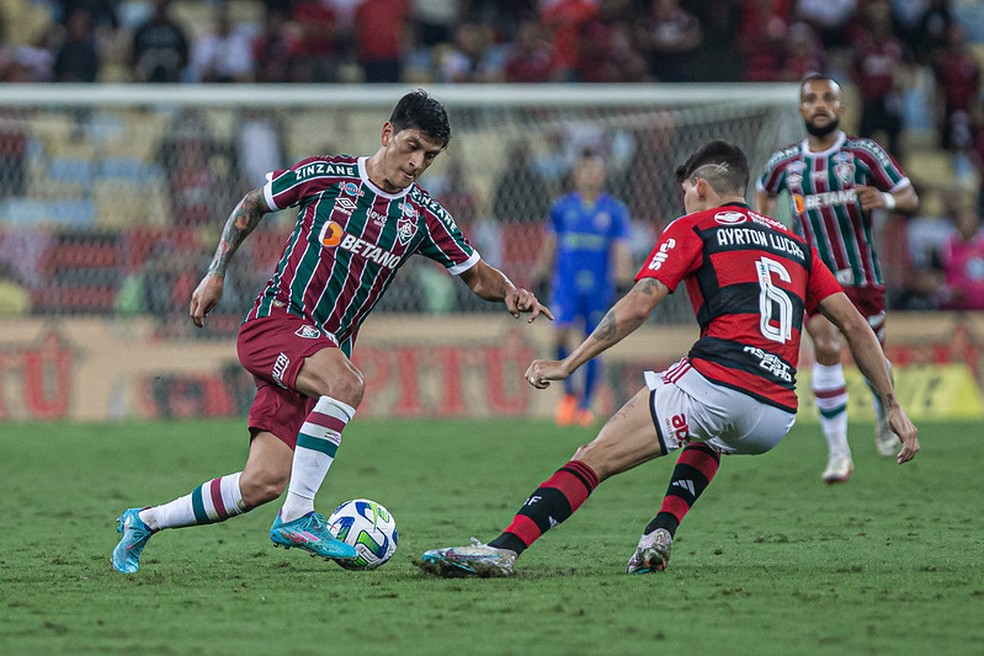 O artilheiro Cano, que não marca há cinco jogos, tenta passar pelo lateral Ayrton Lucas — Foto: Marcelo Gonçalves / Fluminense
