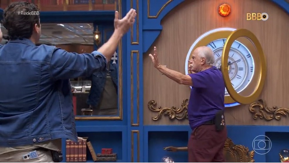 Marcos Veras e Ary Fontoura dentro da casa do "BBB 24": veterano apertou o botão da desistência — Foto: Reprodução/TV Globo