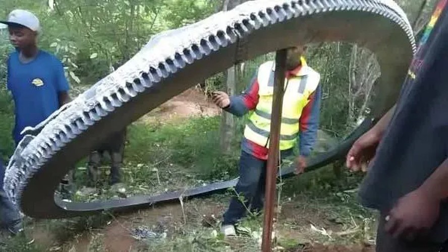 Anel de metal queimado pesando 500 kg cai do céu e choca moradores de vila no Quênia