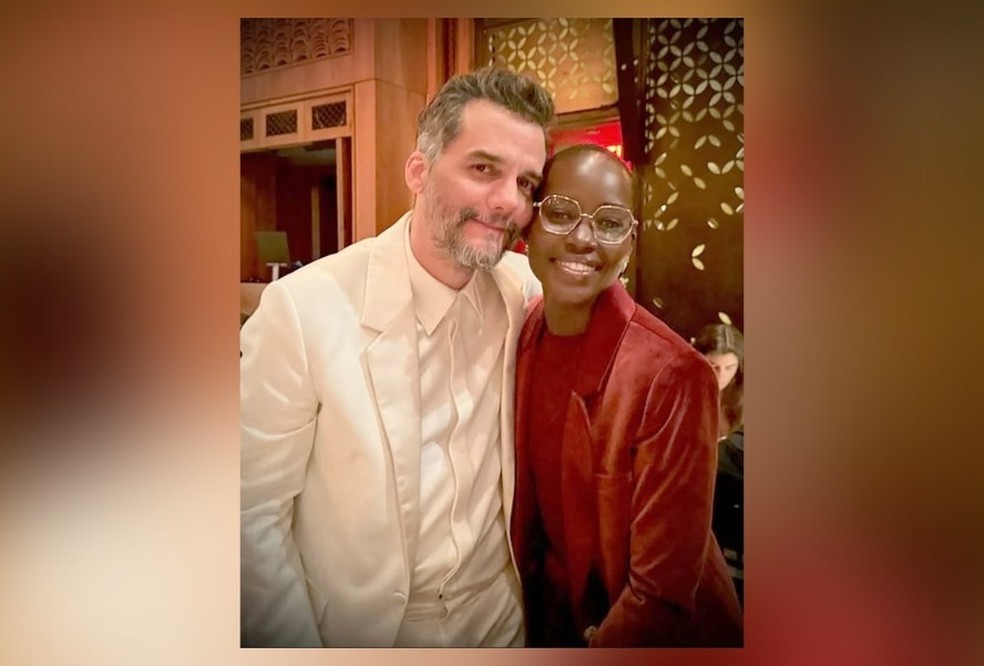 Wagner Moura recebe prêmio de melhor ator das mãos da atriz Lupita Nyong'o, em cerimônia de premiação da Associação de Críticas de Nova York — Foto: Instagram/reprodução