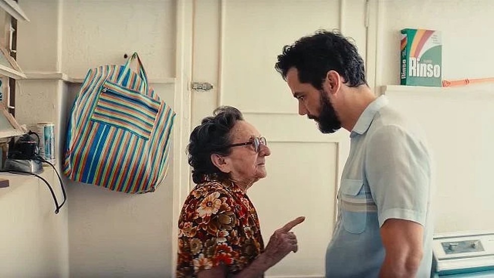 Sebastiana (Tânia Maria) e Marcelo (Wagner Moura) em cena de "O agente secreto" — Foto: Reprodução