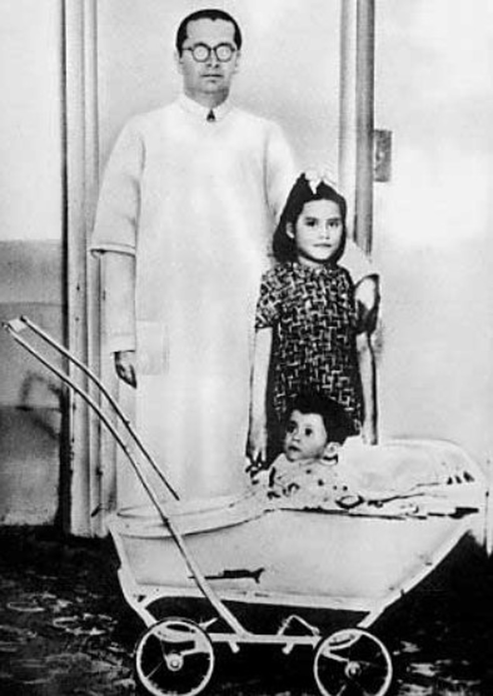 Lina, o seu filho e o pediatra dos dois — Foto: Reprodução/Wikipedia