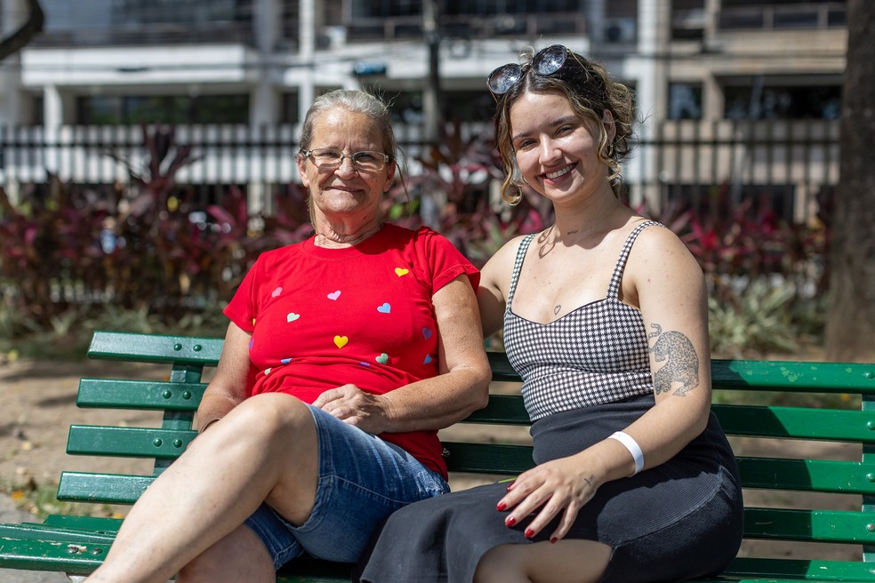 Débora Emerick e a mãe Marilene acompanharam a aula show na praça de Niterói – — Foto: Marco Sobral/G.lab