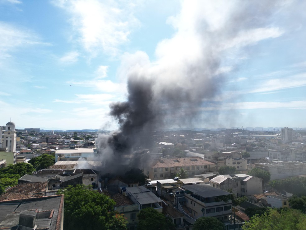 Incêndio em fábrica de confecção de roupas para o carnaval em Ramos, na Rua Roberto Silva — Foto: Márcia Foletto / Agência O Globo