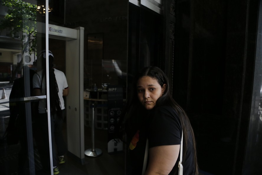Alana dos Santos, mãe da menina Heloísa, morta em ação da PRF, chega para depor no Ministério Público Federal, no Centro do Rio