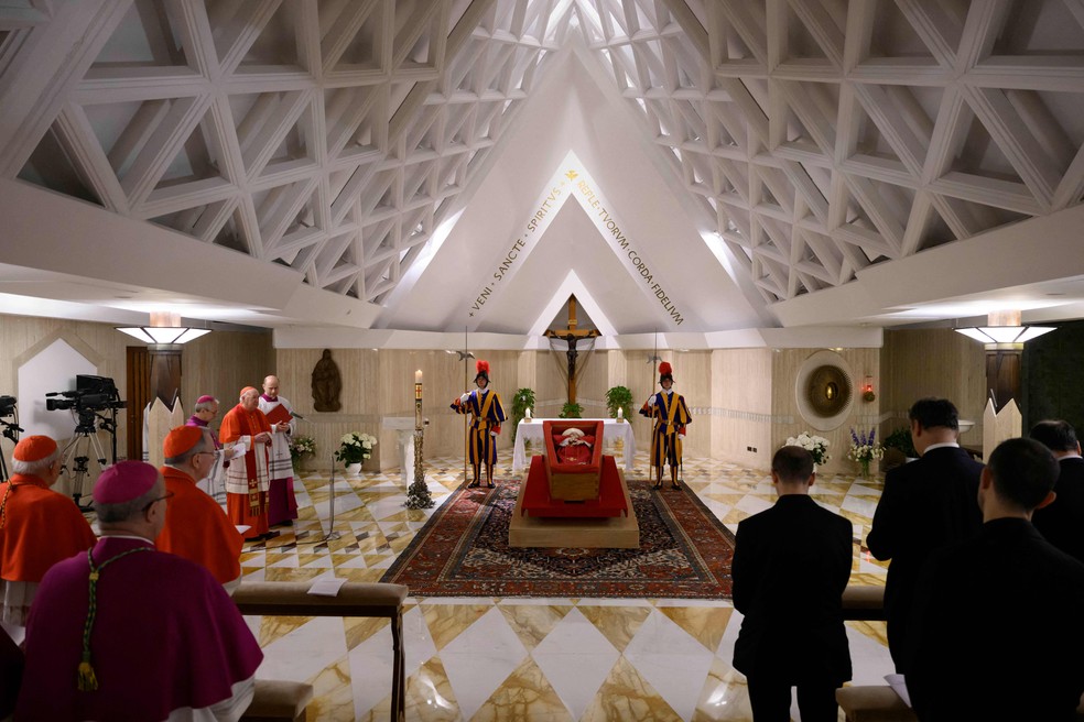 Vaticano divulga as primeiras imagens do corpo de Papa Francisco no caixão — Foto: AFP