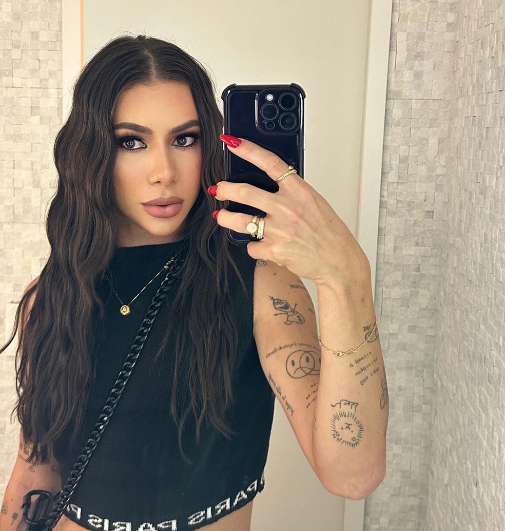 Apoline recebeu comentários de seguidores que a compararam a Anitta — Foto: Reprodução/Instagram