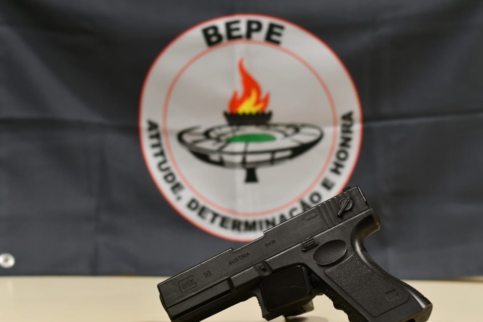Réplica de pistola encontrada por policiais militares com um homem no entorno do Maracanã antes do clássico Flamengo x Fluminense — Foto: Reprodução