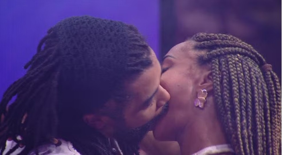 Aline e Diogo Almeida dão primeiro beijo do 'BBB 25' — Foto: Reprodução/Globoplay