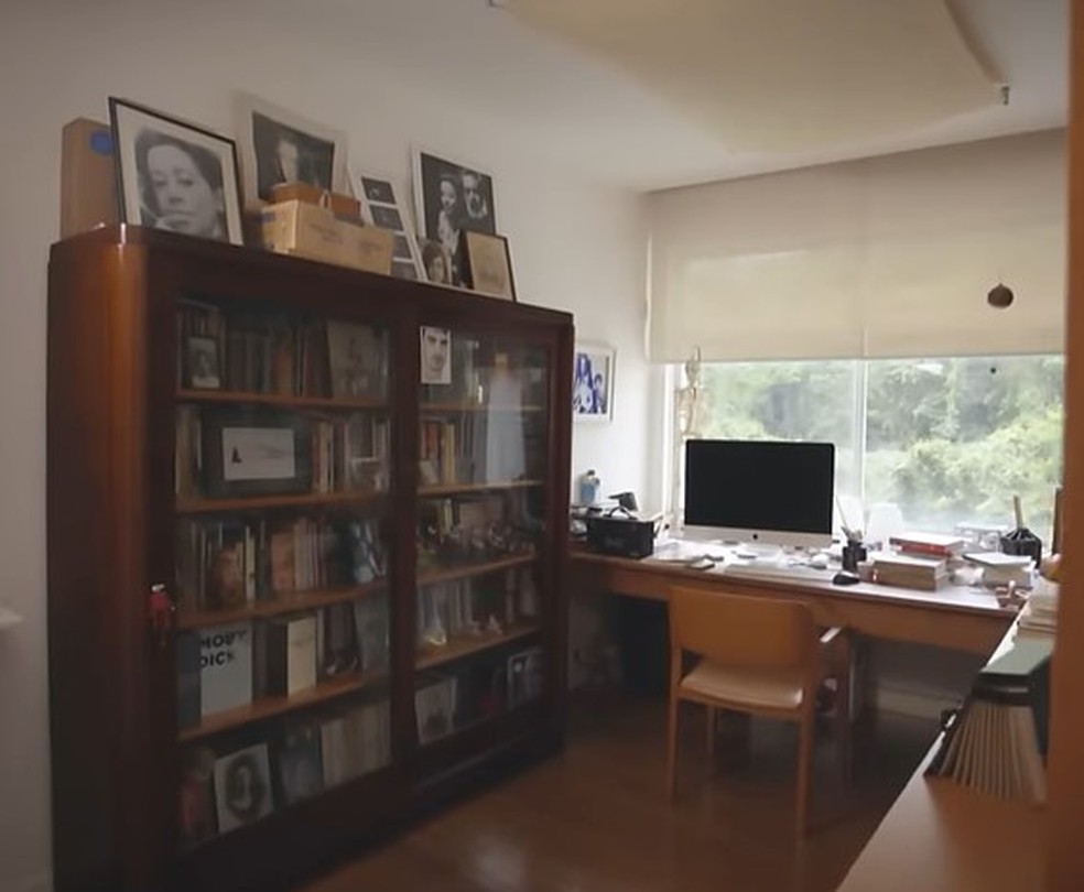 A estante herdada do avô no escritório de Fernanda Torres — Foto: reprodução/ instagram