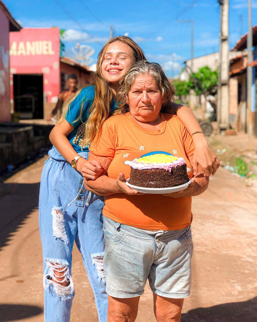 Alexia Brito, a Bota Pó, com a avó, Valdeci — Foto: Reprodução/Instagram