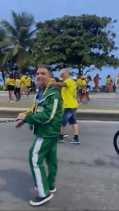 VÍDEO: Homem negro aparece acorrentado em ato de apoio a Flávio Bolsonaro na Barra da Tijuca