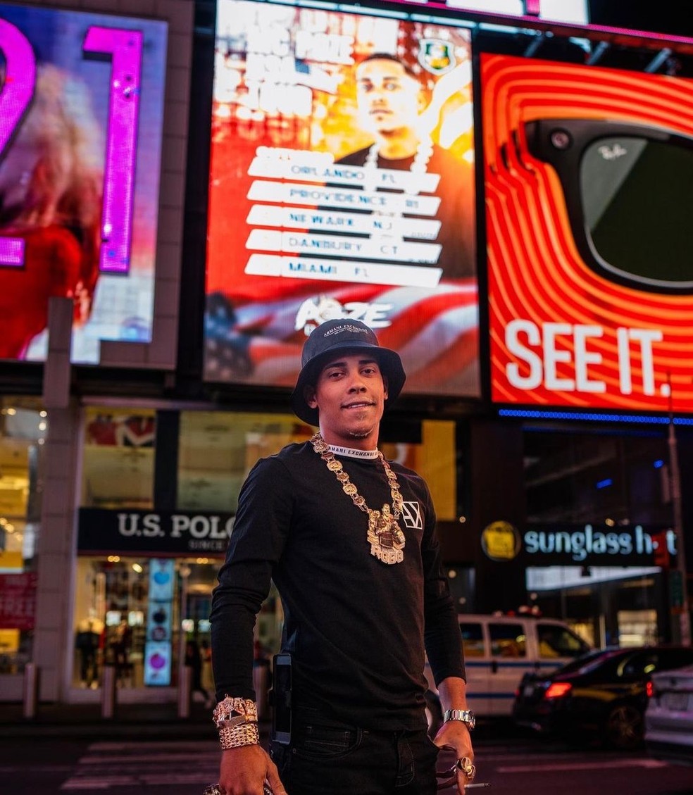 MC Poze teve show nos EUA divulgado no telão da Times Square, na Flórida — Foto: Reprodução/Instagram