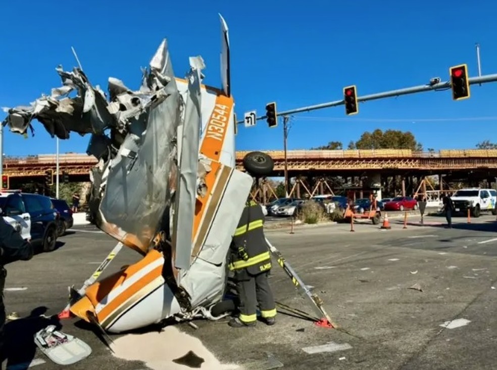 Avião cai em movimentada rodovia na Califórnia, e os três ocupantes ...